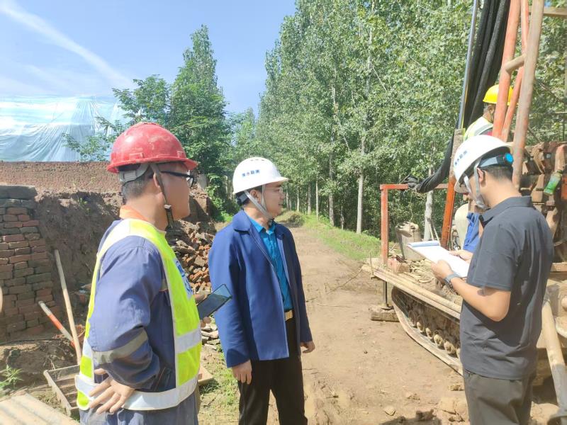 公司副總經理夏祖偉深入勘測現場檢查安全生產工作